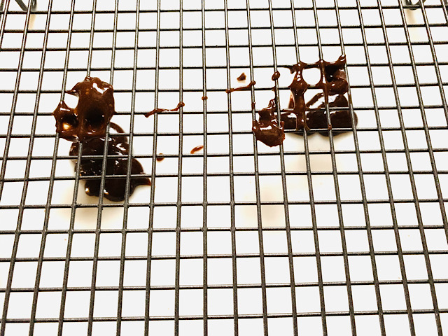 モアローショコラから垂れてしまったチョコレートソース