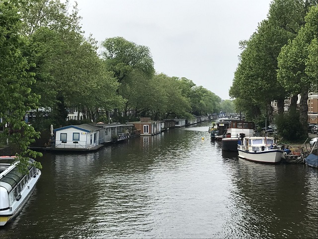 アムステルダムの運河に係留するハウスボートたち