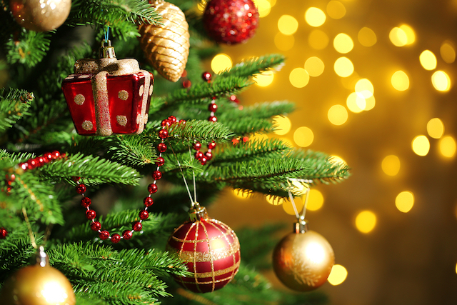 クリスマスは何のお祝い どうしてツリーやリースを飾るの イエモネ