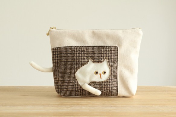 Creema限定 ポーチを通り抜けていく猫のポーチ (白猫 20cmファスナー グレンチェック)