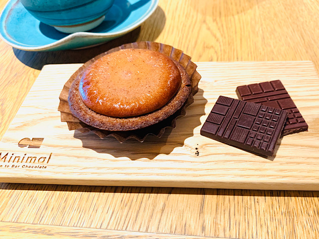 チョコレートチーズタルトとチョコレート2種とコーヒー