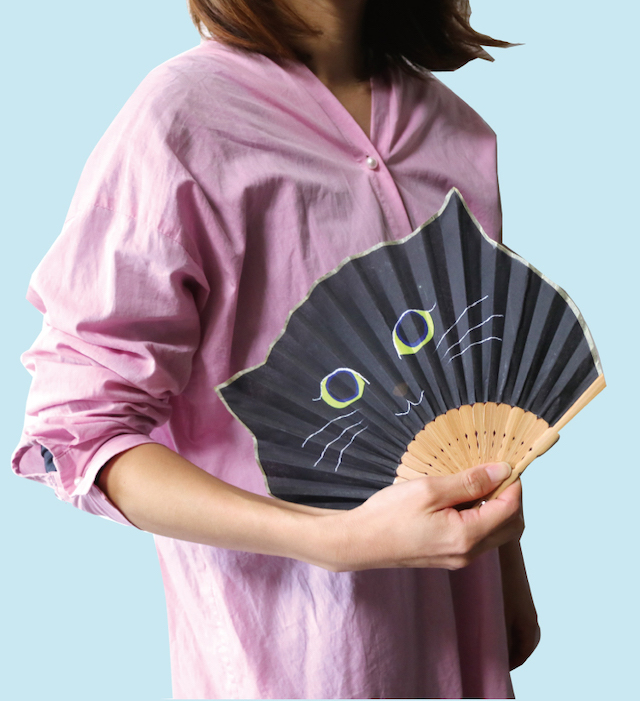 扇子を持つ女性