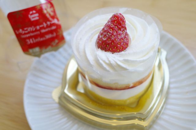 ファミリーマート新商品ルポ 濃厚 生クリームたっぷりのクリスマスケーキ いちごのショートケーキ イエモネ