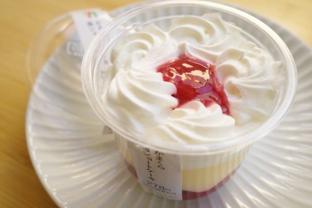 セブン イレブン新商品ルポ ショートケーキがカップで手軽に味わえる かまくら苺ショートケーキ イエモネ