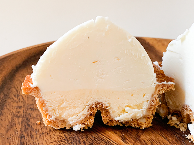 下の濃いクリーム色の部分が生チーズスフレ、上のふんわり白い部分が生チーズムース