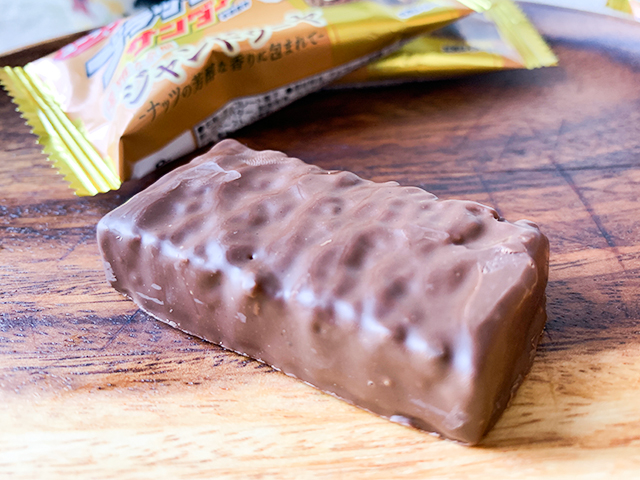 パッケージを開けてみると、分厚いチョコレートバーが登場。