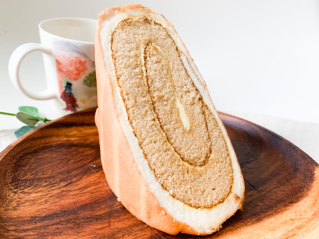 フワフワの大きなロールケーキが100円！「シャルロットケーキ（カスタード）」