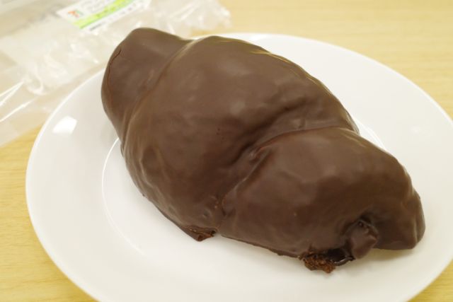 セブン イレブン新商品ルポ チョコ好きにはたまらない 巻き込みチョコを楽しむ菓子パン バトンチョコクロワッサン イエモネ