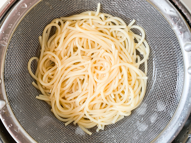 スパゲティは表示の茹で時間よりも2分ほど長めに茹でて冷水でしっかり冷やします。