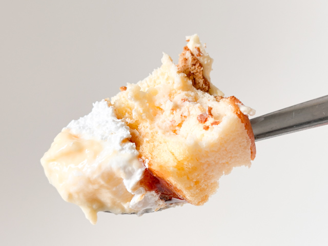 ホットケーキ風味のスフレは塩気のあるバタークリームと下のカラメルと一緒に食べると、あの懐かしいホットケーキの味に