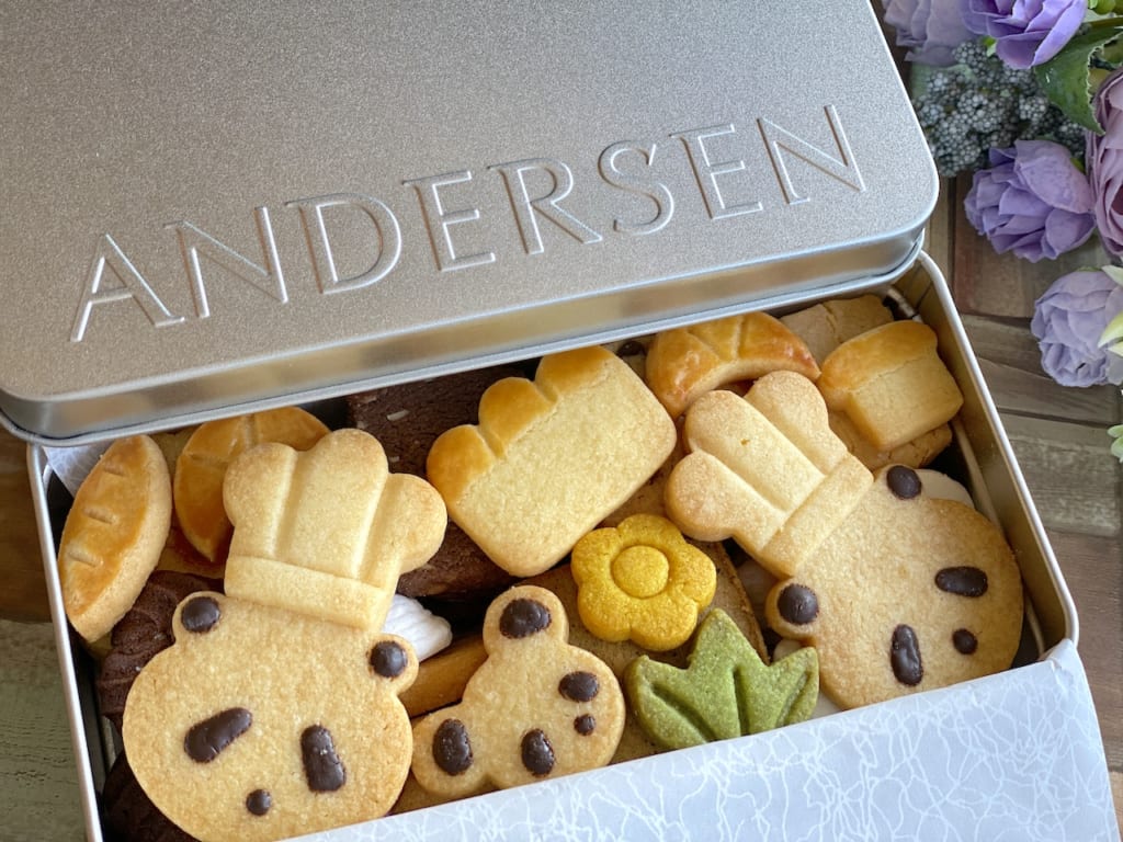 可愛すぎるアンデルセン「パン屋さんのパンダクッキー」缶