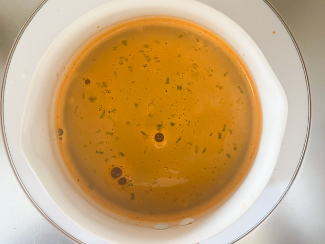 500mlのお湯を沸かしたら、粉末スープを入れて溶かします
