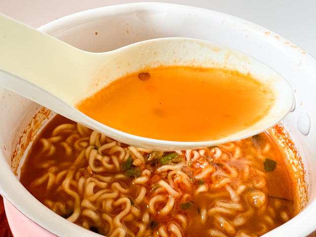 早速実食してみましょう！韓国のチャンポンの特徴である真っ赤な辛いスープを飲んでみると、やっぱり辛い！