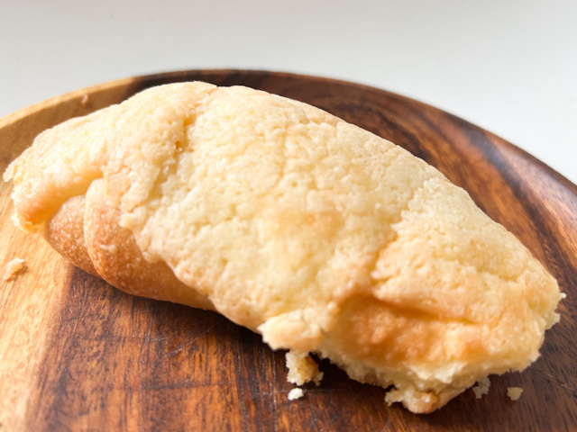 プレーンな塩パンにメロンパンの甘いクッキー生地をのせて焼いたという、「塩メロンパン」