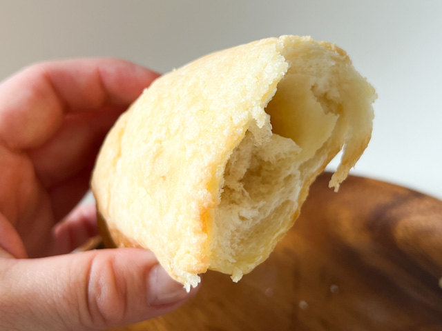 バターたっぷりの塩パンにサクサクで甘いクッキー生地がさすがのバランス