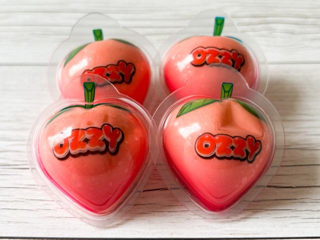 袋を開けると、かわいい桃の形をしたグミたちが登場！