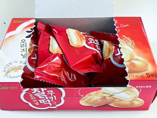 箱を開けると、中から赤いパッケージに個別包装された餅クッキーが登場