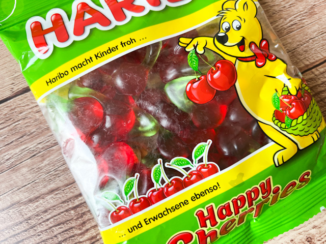 ハリボーのドイツ語のキャッチフレーズ「Haribo macht Kinder froh und Erwachsene ebenso！（ハリボーは子供たちを幸せにし、大人たちも幸せにします！）」がプリントされてます