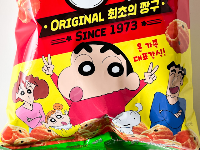 韓国でのしんちゃんの名前は「신짱구(シンチャング)」と言い、このお菓子と同じ名前