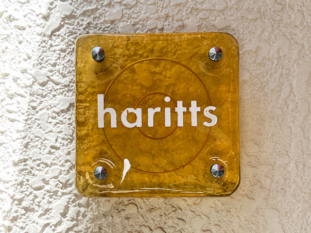 よく見ると、壁に英語で「haritts」と書かれた看板が