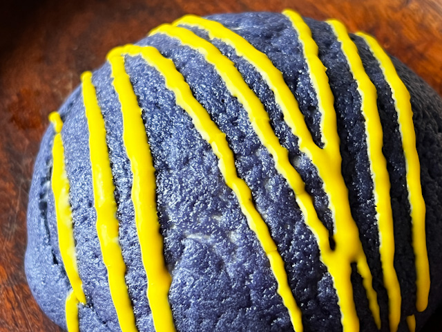 黒いクッキー生地に黄色いあざかやなデコレーションが、「スプラトゥーン」の世界観を作り出している