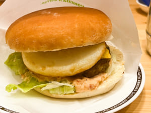 【実食速報】コメダ珈琲の月見バーガー登場！デカすぎる「フルムーンバーガー」を実食してみた