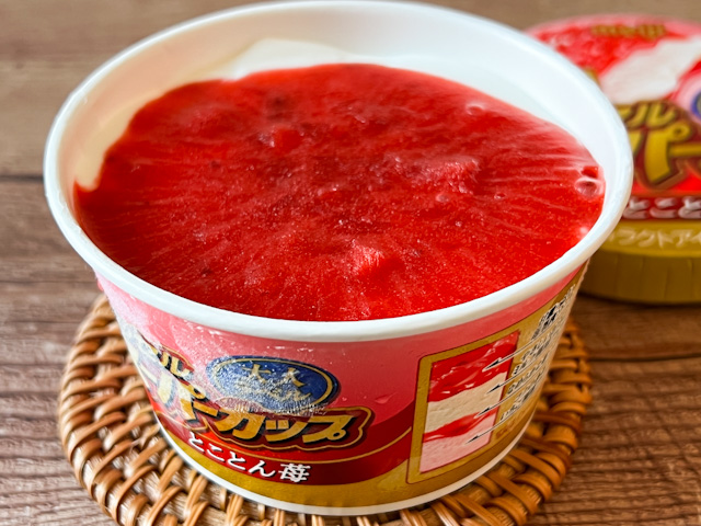 早速アイスを開封してみると、真っ赤な苺ソースが！