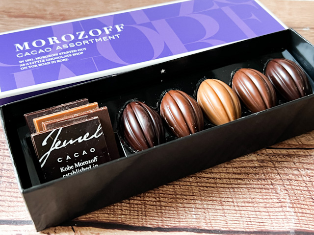 箱を開けると、中からチョコレートの甘い香りが漂います
