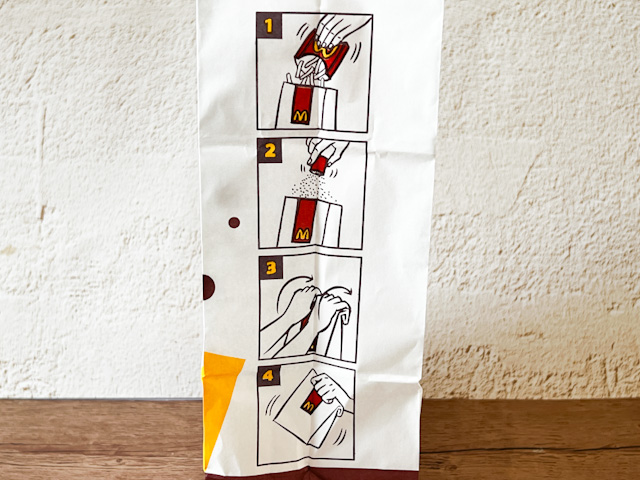 シャカシャカポテトの作り方は、紙袋の横に4コマで説明されています