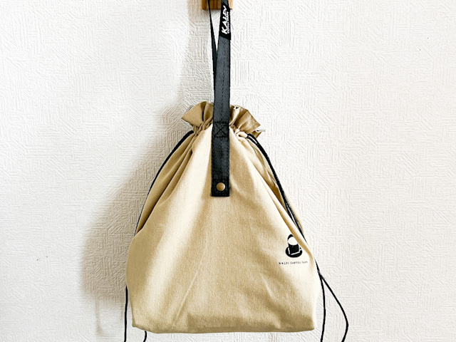 コーヒーが入ったバッグは上部を紐で絞れるコロンとした形が可愛い巾着型