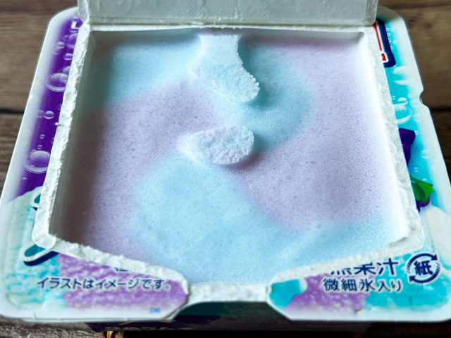 蓋を開けると、水色と薄紫色のアイスがマーブル模様になって登場