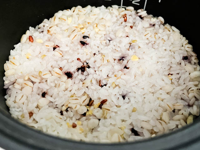 炊き上がった雑穀米は、蓋を開けるとフワッとお米の香りが