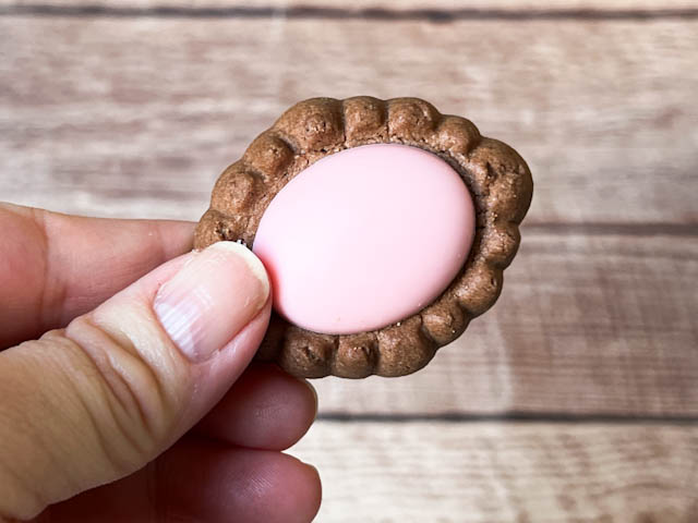「ピンクルビー」は、苺のガナッシュ × ココア風味のクッキーの組み合わせ