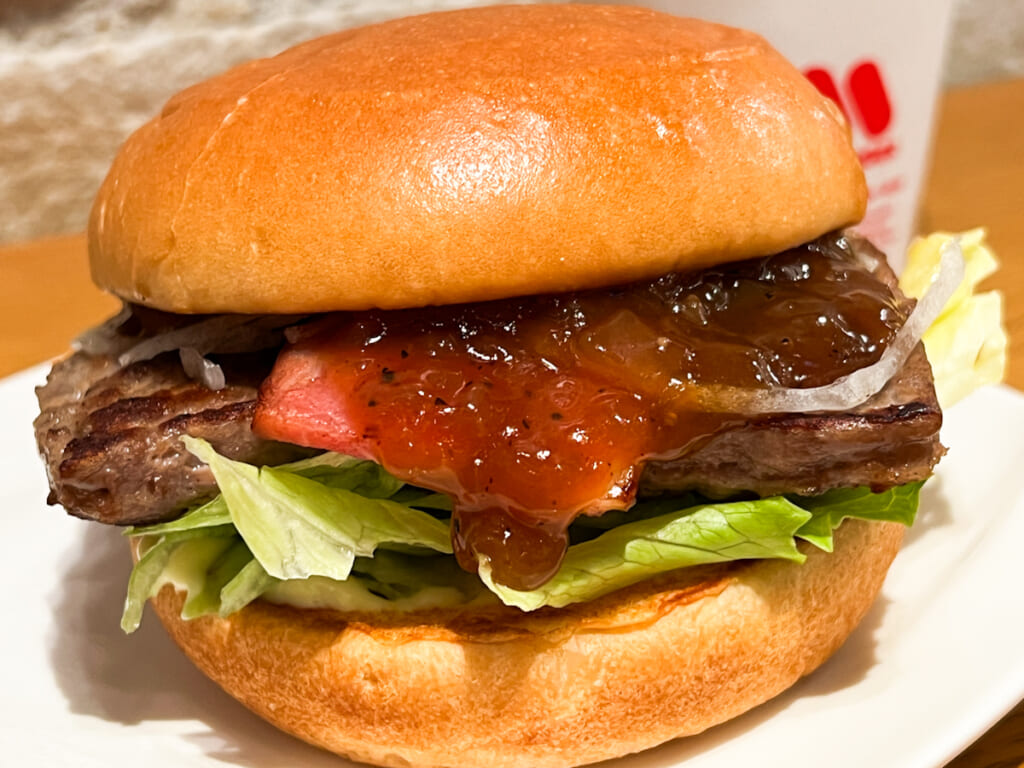 モスの黒毛和牛“一頭丸ごと”バーガーがさらにパワーアップ！トリュフ風味のバーガーの味は？