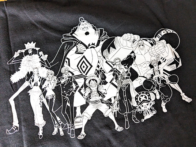 「2024 モス福袋」のアイテム「オリジナルTシャツ」背面に描かれた「ONE PIECE」の」キャラクターが集合したイラストのアップ。