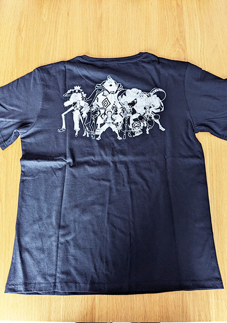 「2024 モス福袋」のアイテム「オリジナルTシャツ」背面。「ONE PIECE」の」キャラクターが集合したイラストが描かれています。