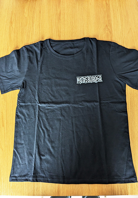「2024 モス福袋」のアイテム「オリジナルTシャツ」前面。胸には「ONE PIECE」とモスバーガーのコラボレーションロゴ。