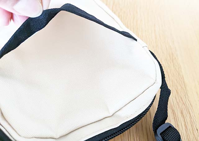 「2024 モス福袋」のアイテム「ミニショルダーバッグ」の前面に付けられたポケット。財布や携帯が入れられるサイズ。
