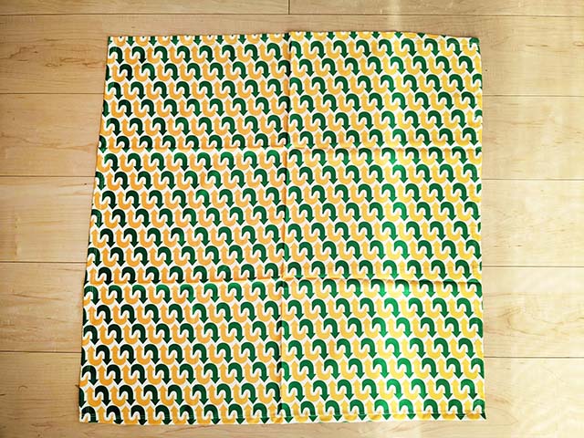 黄色と緑の矢印模様が可愛い、サブウェイオリジナルバンダナを広げた光景。サイズは690mm× 690mmと大きめ。