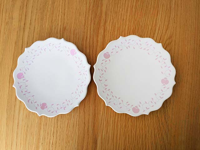 花の形を模した真っ白な平皿に、萩の花の色をモチーフにした明るい色で「茶鶴」の模様がデザインされた「萩の花ひらくお菓子皿（萩焼・15cm）」2枚