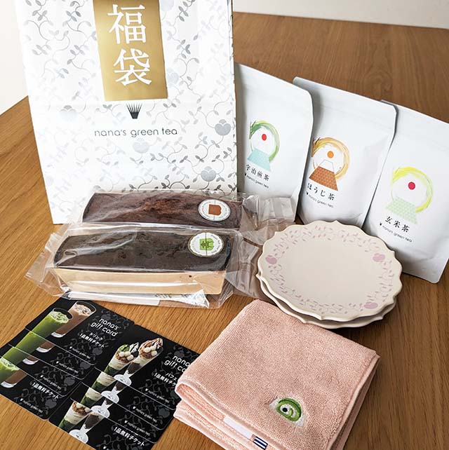 「nana's green tea2024年福袋」¥8,500の中身をテーブルにずらっと並べた様子