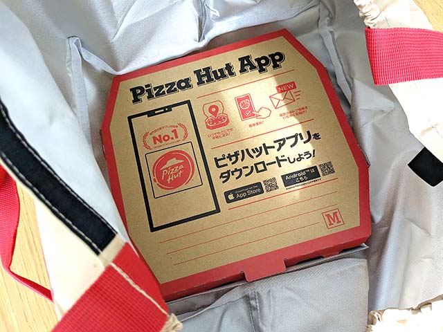 「ピザハットオリジナルトートバッグ」にMサイズのピザを入れた様子。Lピザ3枚収納可能で大容量。まだまだ入りそう。