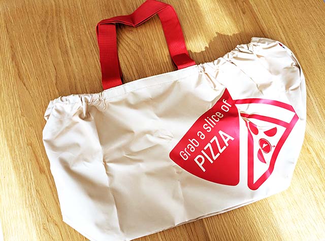 ピザハットの「福袋セット」「梅セット」に入っている「ピザハットオリジナルトートバッグ」。ピザのイラストが可愛い。