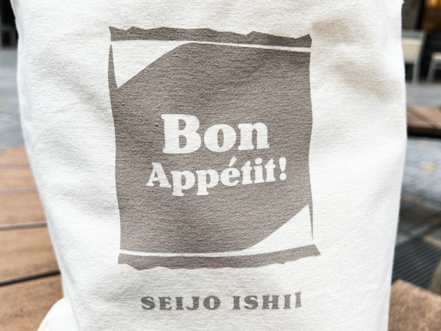 バッグには大きく「Bon Appeti！（召し上がれ！）」というフランス語がプリント
