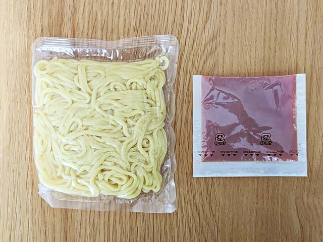【カルディ新商品】「キムチナポリタン」の袋の中身。生タイプの即席麺とソースの小袋