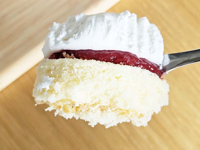 ローソンの新商品「ぽってりクリームのショートケーキ」がフォークで一口分すくわれた様子