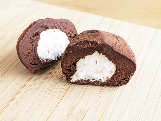 ローソンの冷凍デザート「生チョコトリュフ　クリーム入り」断面