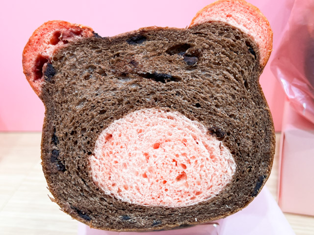 ピンク色の耳がキュート！「くまくま食パン loves ハートフルベアー」
