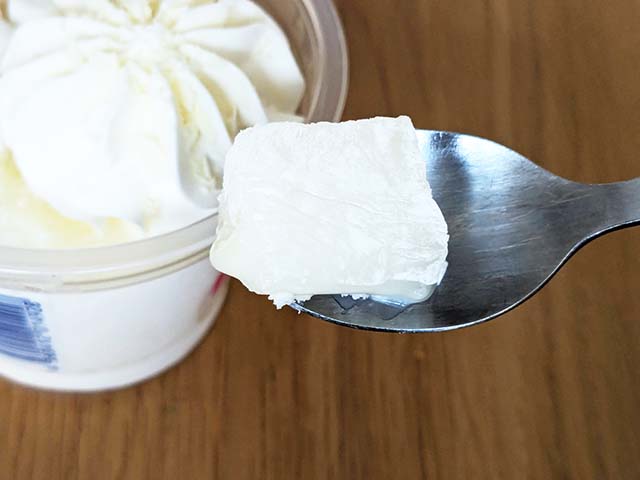 【セブンイレブン】「７プレミアム　ホワイトチョコ大好きな真っ白な白くま」の「ホワイトチョコ風わらび餅」をスプーンですくった様子