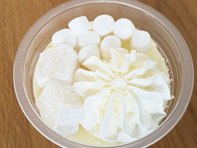【セブンイレブン】「７プレミアム　ホワイトチョコ大好きな真っ白な白くま」のフタを開けた様子
